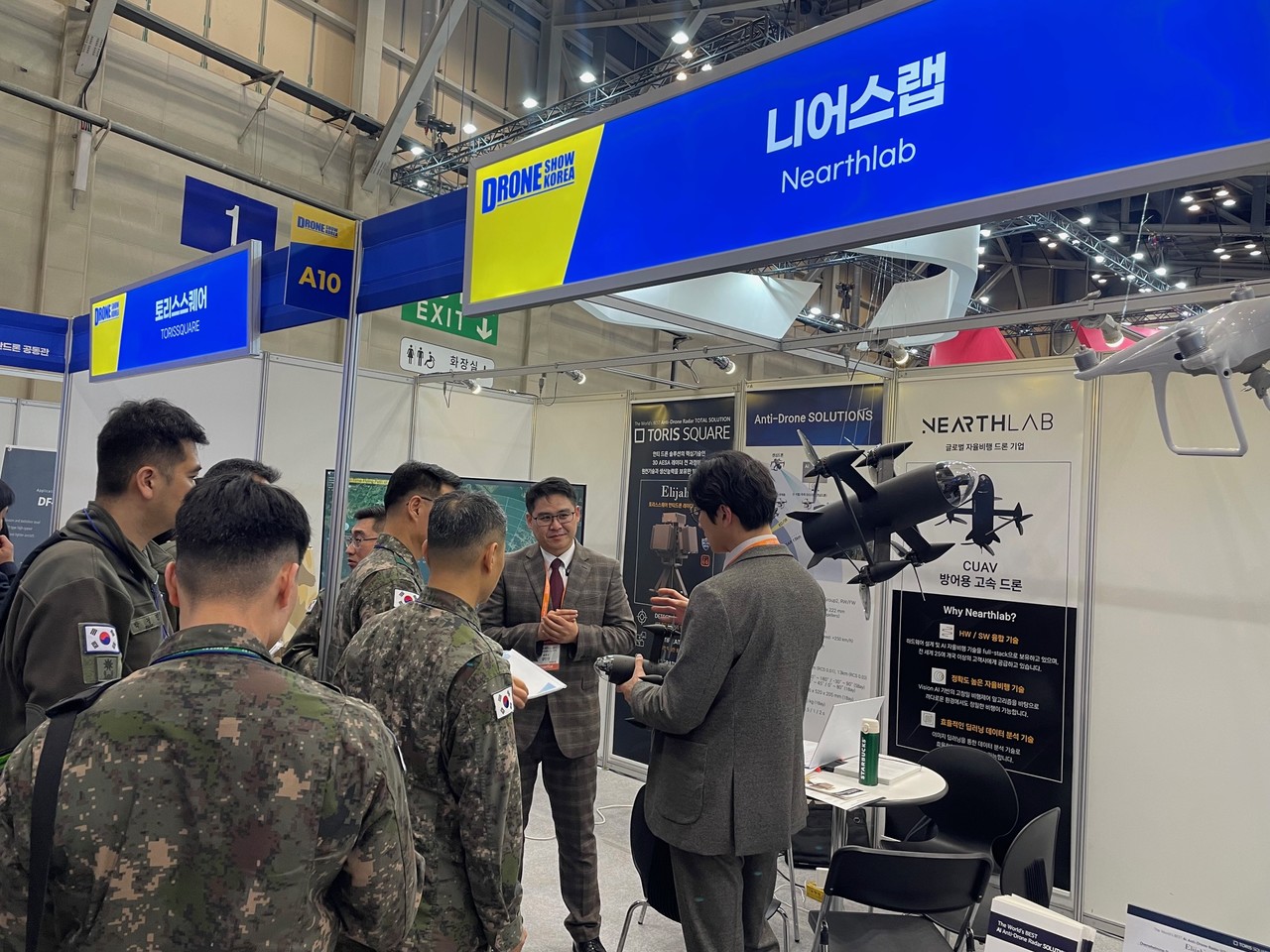 나호영 니어스랩 이사가 국방부 관계자들에게 직충돌형 드론을 설명하고 있다.(사진=니어스랩)
