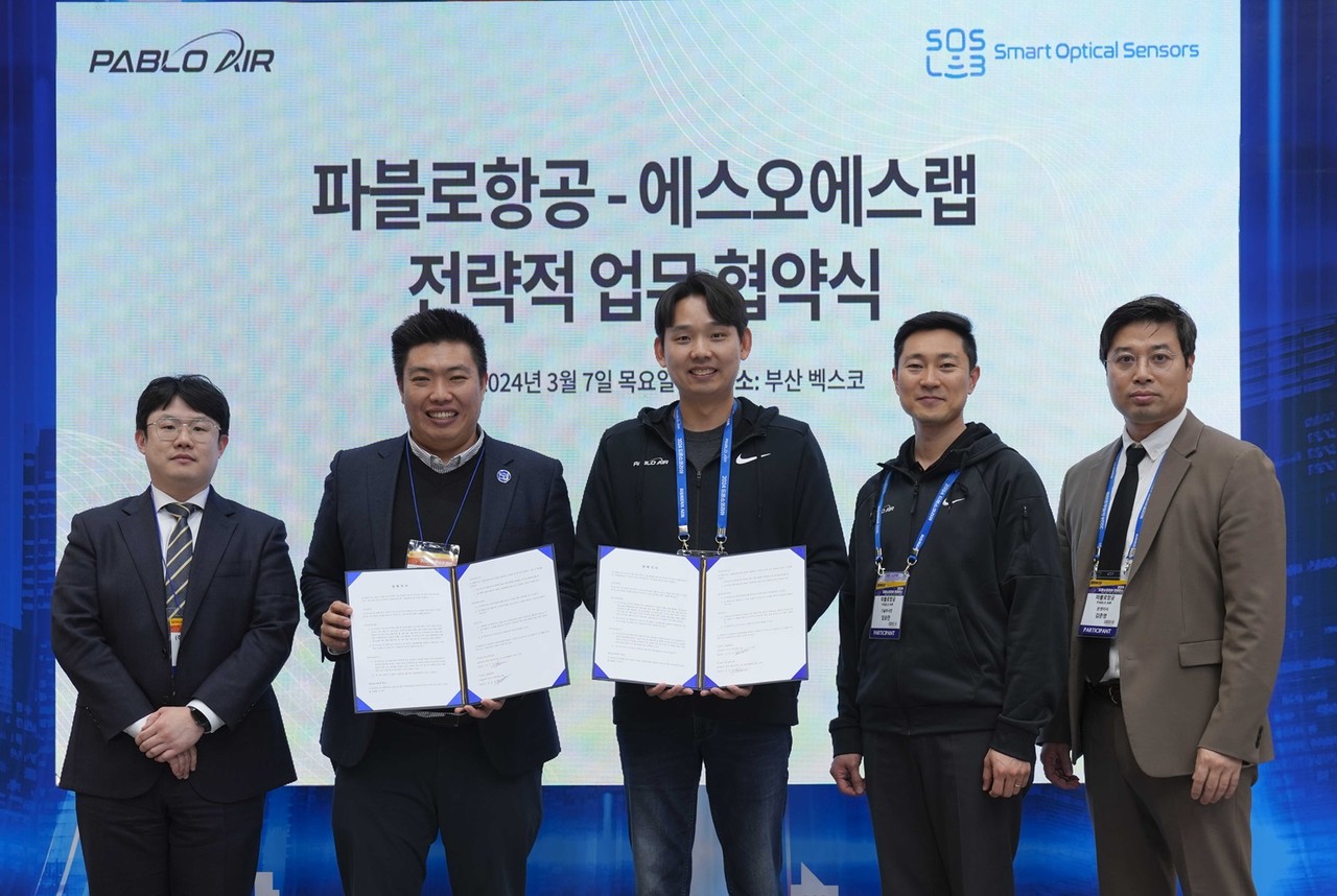 이재권 에스오에스랩 미래기술실 실장(왼쪽부터), 정지성 에스오에스랩 대표, 김영준 파블로항공 대표, 임승한 파블로항공 기술부사장, 김준영 파블로항공 운영이사 등이 기념 촬영을 하고 있다. (사진=파블로항공)