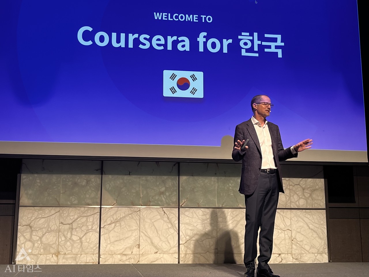 제프 마기온칼다 코세라 CEO가 12일 더플라자 호텔에서 열린 코세라 기자 간담회에서 코세라의 AI 학습 지원 기능에 대해 설명하고 있다.