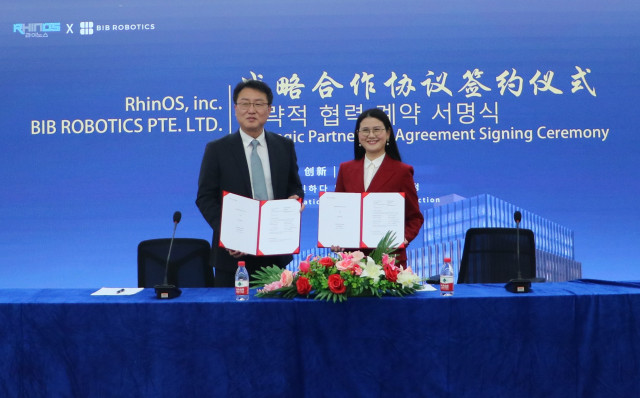 이상락 라이노스 대표(왼쪽)와 지앙 후이 BIB 로보틱스 총재가 AI 서비스 로봇 시장 공략을 위한 전략적 협력 계약을 체결하고 기념 촬영을 하고 있다. (사진=라이노스)