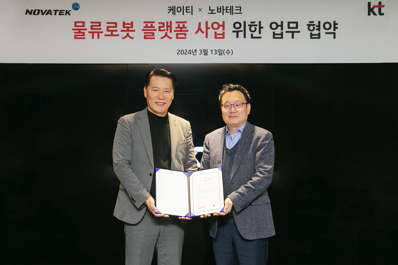 이상호 KT AI 로봇사업단장(오른쪽)과 송동석 노바테크 대표가 ‘물류로봇 플랫폼사업’ MOU 체결 후 기념사진 촬영을 하고 있다. (사진=KT)