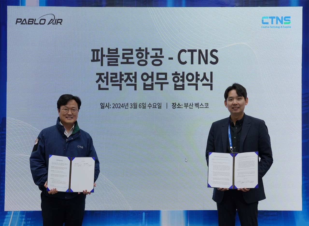 권기정 씨티엔에스 대표(왼쪽)와 김영준 파블로항공 대표가 기술 협력을 위한 MOU 체결 후 기념 촬영을 하고 있다. (사진=파블로항공)
