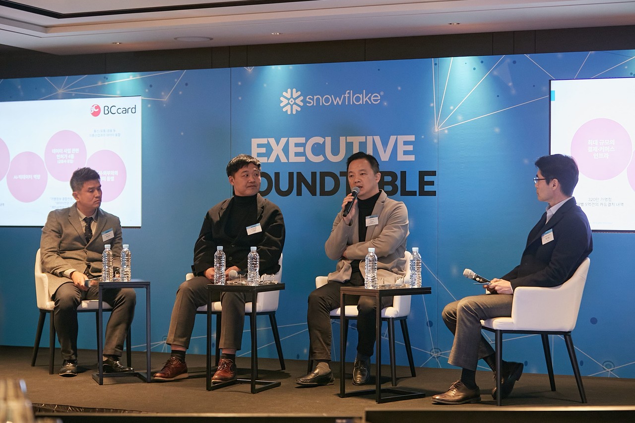 홍상민 스노우플레이크 코리아 이사(왼쪽부터), 김종호 CJ프레시웨이 디지털 혁신 담당, 오성수 BC카드 데이터 사업본부 본부장, 최기영 스노우플레이크 코리아 사장이 세미나 현장에서 토크를 진행 중이다. (사진=스노우플레이크)