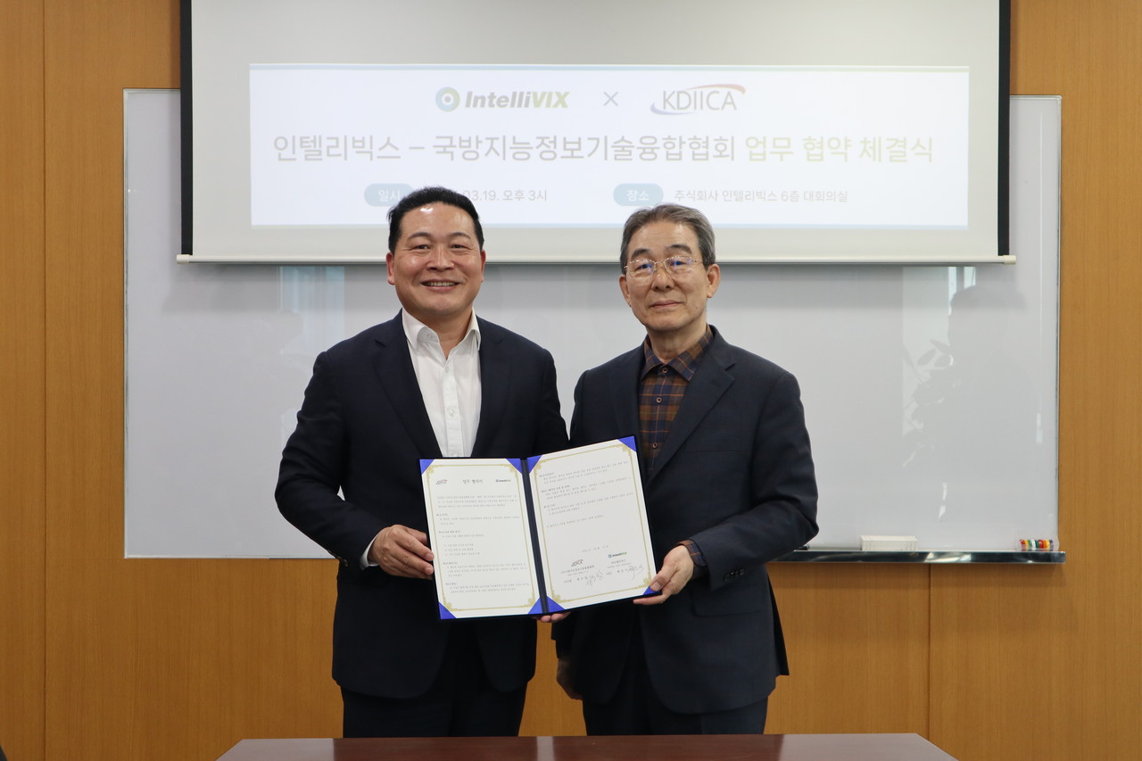 최은수 인텔리빅스 대표(왼쪽)와 채수장 국방지능정보기술협회 이사장이 MOU 기념 사진을 촬영하고 있다. (사진=인텔리빅스)