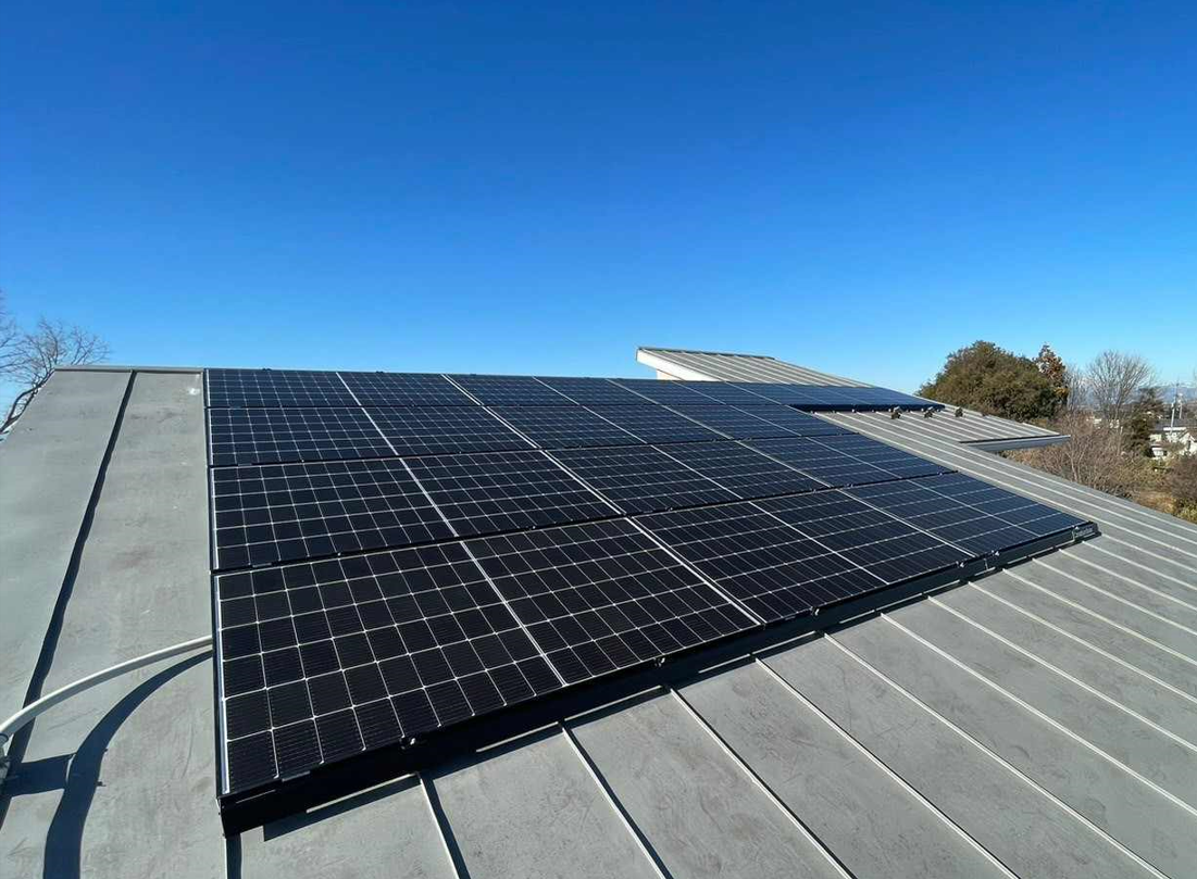 니시노모리 유치원 지붕에 설치된 태양광 모듈 (사진 = 소라베아 기금)