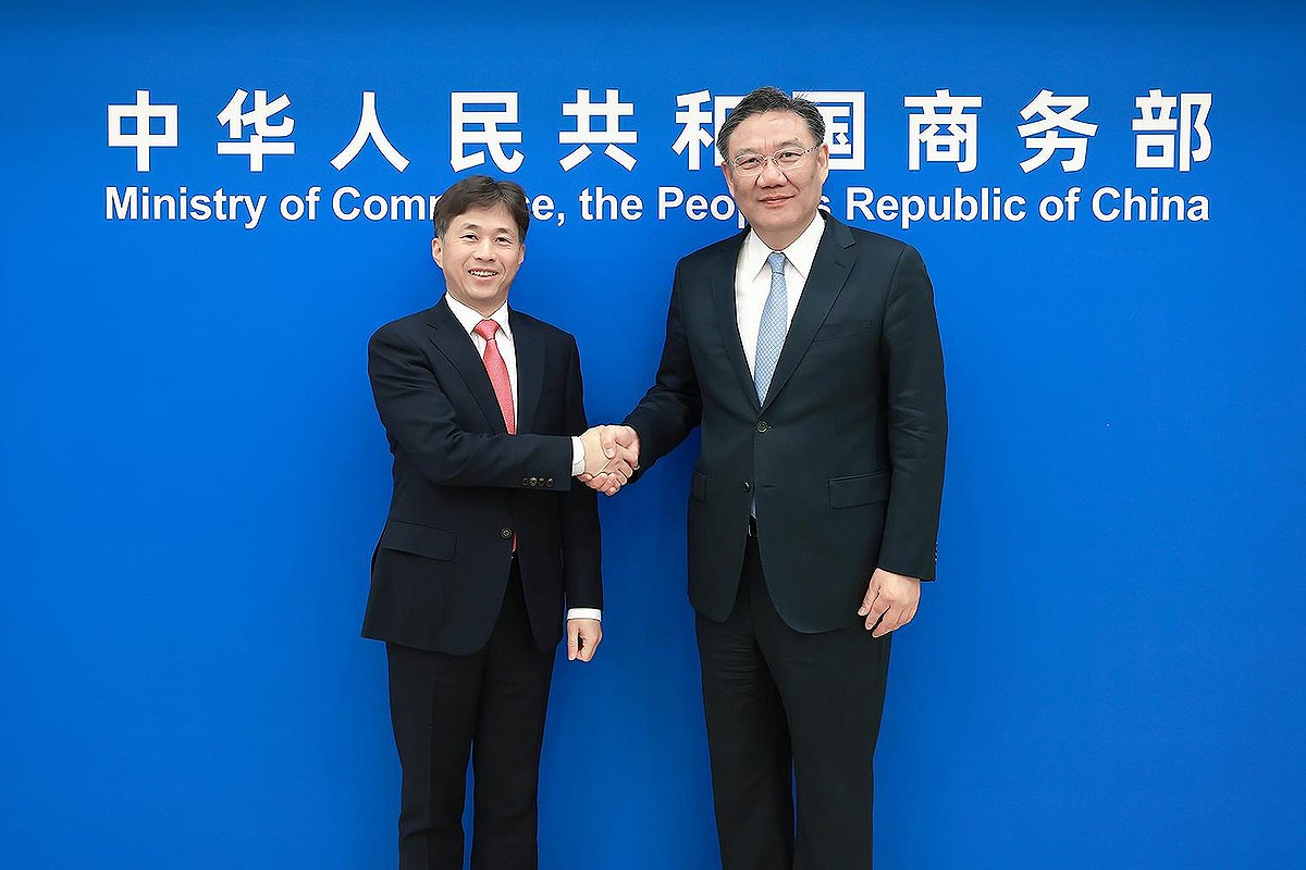 곽노정 SK하이닉스 사장(왼쪽)과 완원타오 중국 상무부장이 악수를 나누고 있다. (사진=중국 상무부)