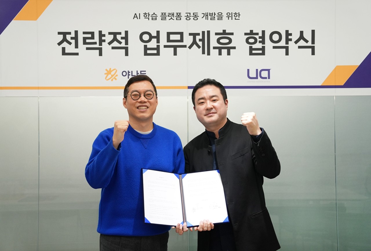 김정수 야나두 대표(왼쪽)와 임재원 유나이티드어소시에이츠 대표가 삼성동 야나두 본사에서 MOU 체결 기념 촬영을 하고 있다. (사진=야나두)