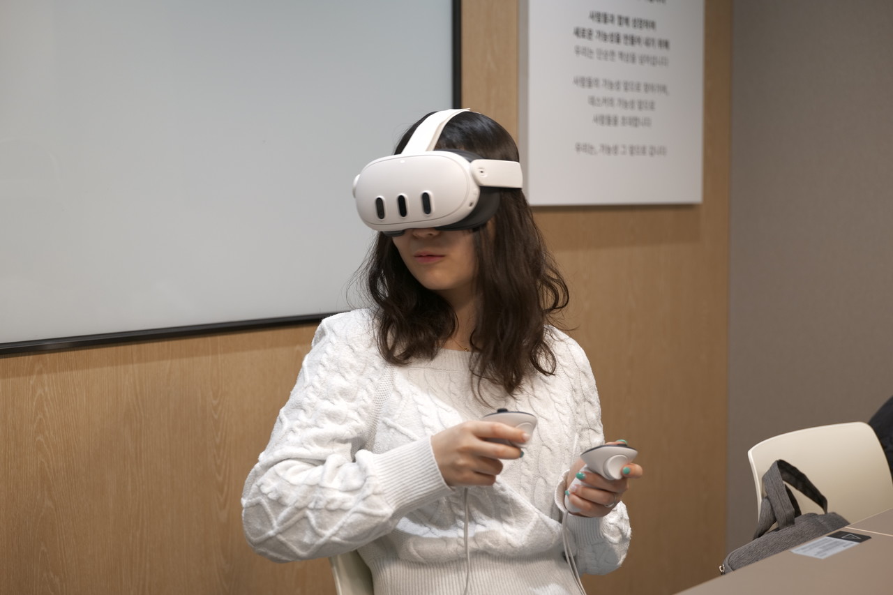 고개를 돌려 360도 공간 탐색도 가능하다. 