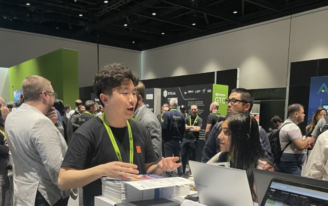 GTC 현장 부스에서 씨이랩 직원이 제품을 설명하고 있다. (사진=씨이랩)