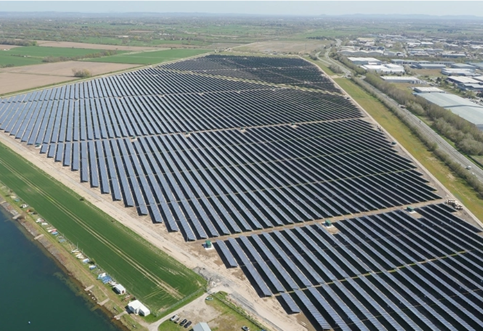 (사진 영국 Shotwick 태양광 발전소 https://britishrenewables.com/portfolio/shotwick)