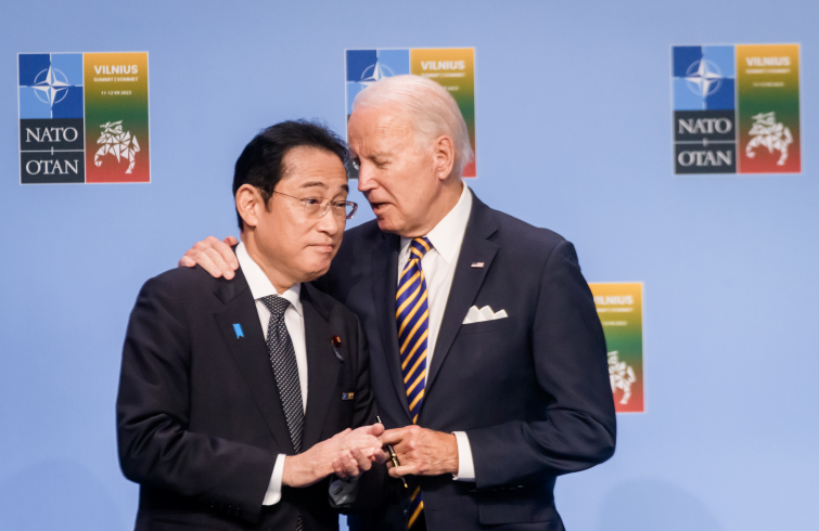지난해 7월 나토 정상회의에서 담화 중인 바이든 대통령과 기시다 총리 (사진=셔터스톡)