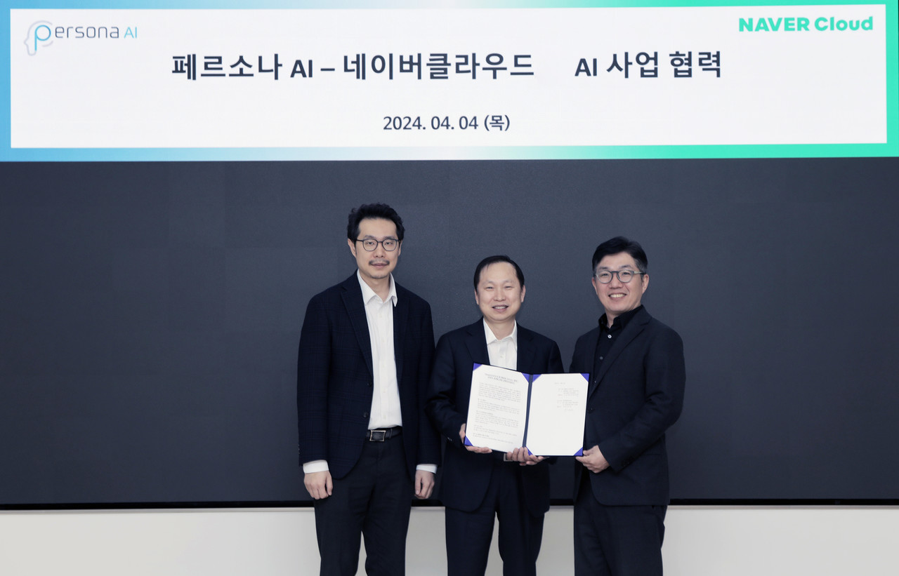 유승재 페르소나AI 대표(왼쪽부터), 정보영 페르소나AI 대표, 김유원 네이버클라우드 대표가 기념촬영을 하고 있다. (사진=페르소나AI)