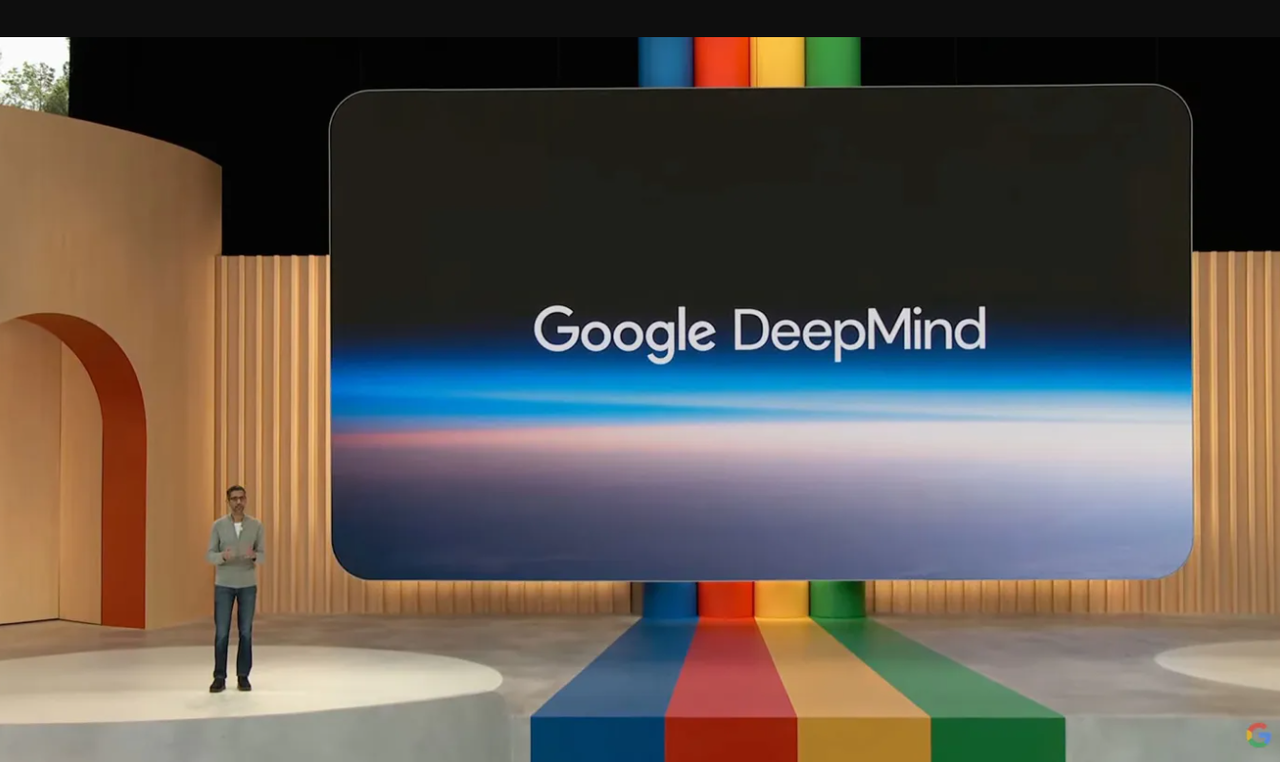 O CEO do Google, Sundar Pichai, anunciando a integração do DeepMind na conferência I/O do ano passado (Imagem = Google)