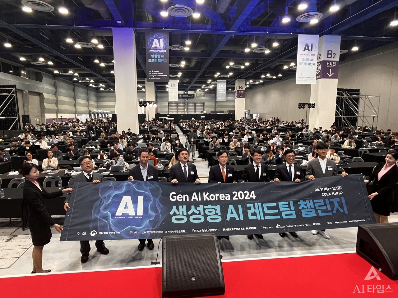 이회석 업스테이지 CTO(왼쪽부터), 에릭 데이비슨 SKT부사장, 손승현 TTA회장, 강도현 과기정통부 2차관, 김세엽 셀렉트스타 대표, 김유원 네이버클라우드 대표, 김환수 포티투마루 CTO 등 개막 행사에 참가, 기념사진을 찍고 있다.