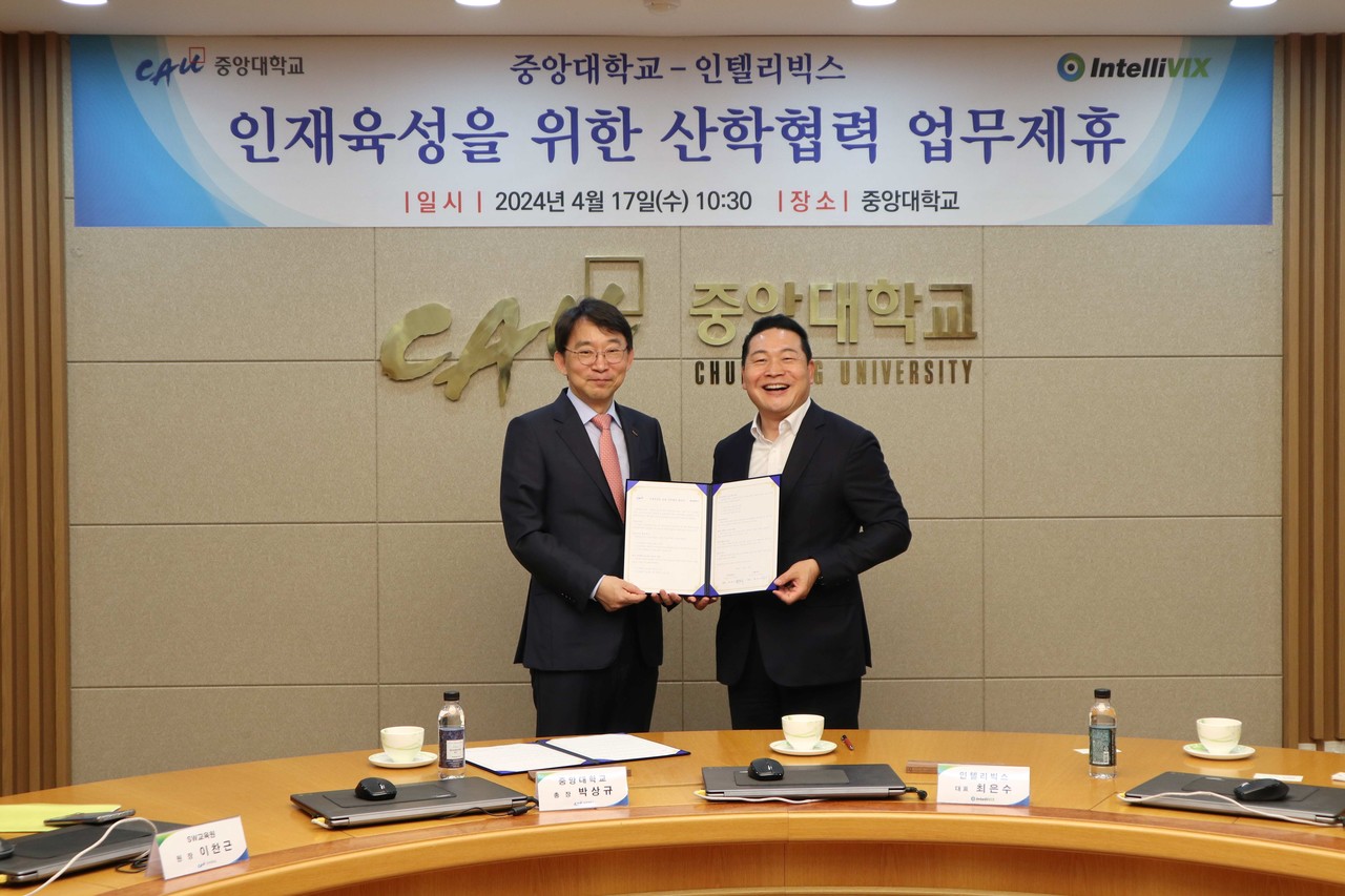 최은수 인텔리빅스 대표이사(오른쪽)와 박상규 중앙대학교 총장 (왼쪽)이 업무협약을 맺고 기념사진을 촬영하고 있다. (사진=인텔리빅스)