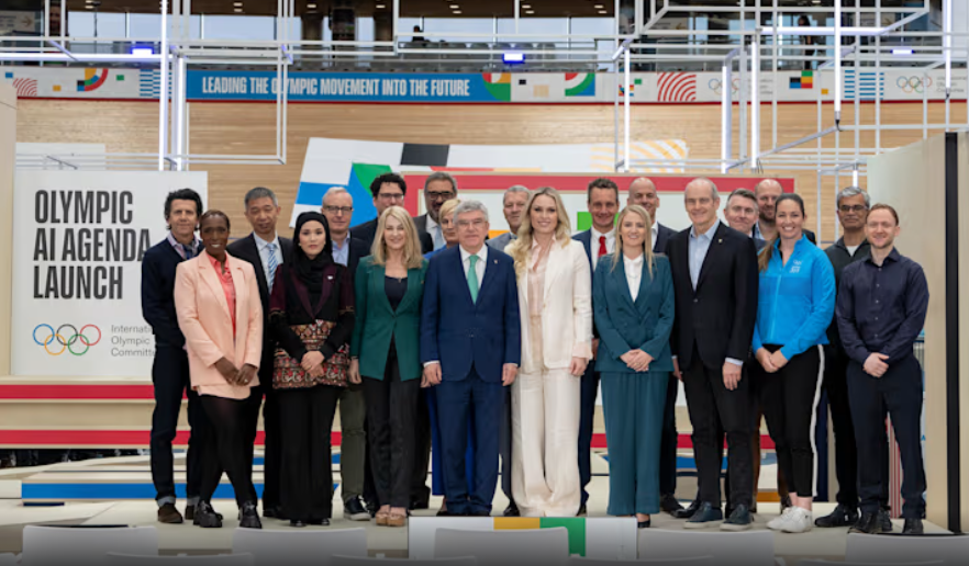 토마스 바흐 IOC 위원장과 관계자들이 기념 촬영을 하고 있다. (사진=IOC)