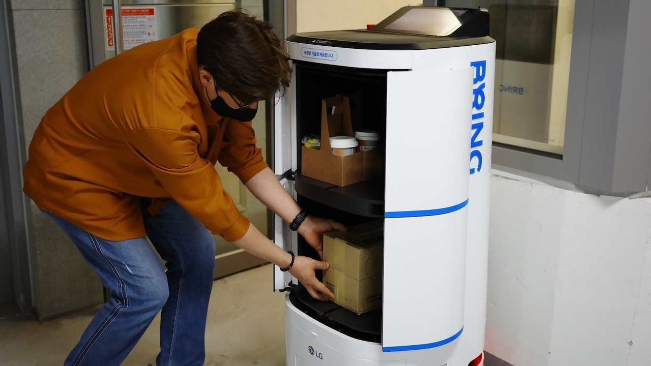 브링 서비스를 이용하기 위해 직원이 배송 로봇에 소포를 싣는 모습 (사진=카카오모빌리티)
