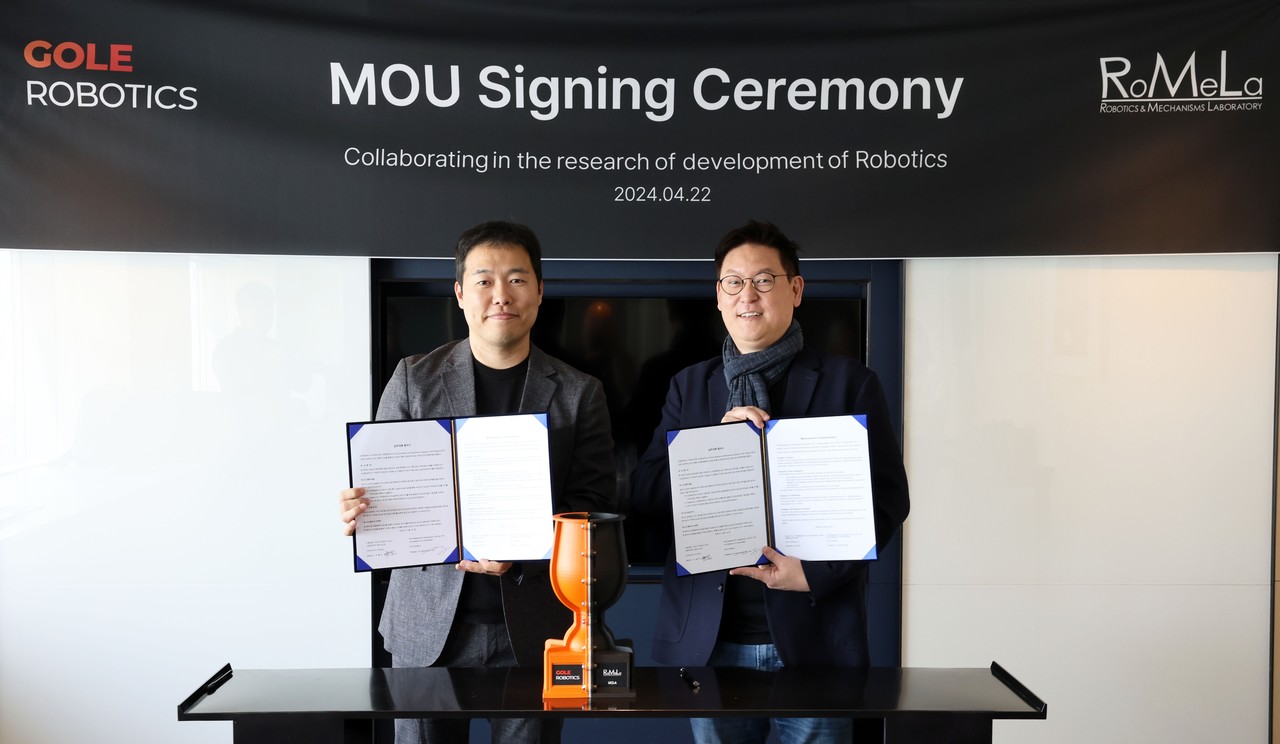 이동민 고레로보틱스 대표(왼쪽)가 데니스홍 UCLA 로봇연구소 교수와 그랜드인터컨티넨탈 서울파르나스에서 MOU 기념사진을 찍고 있다. (사진=고레로보틱스)