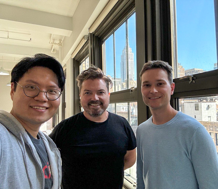 황건필 에니아이 대표(왼쪽)와 뉴욕 직원들 (사진=에니아이)