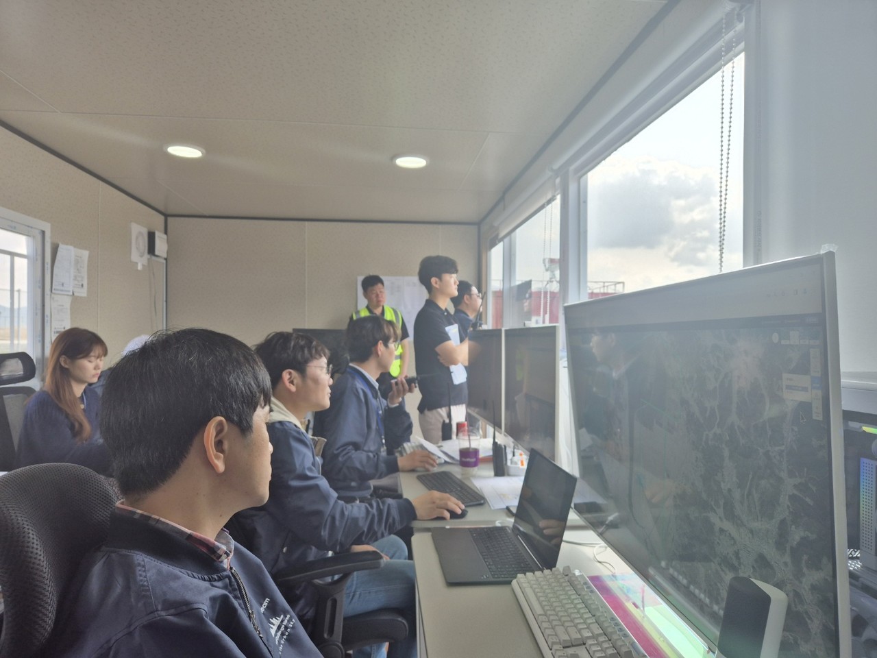 K-UAM 원팀 컨소시엄 KT 관계자들이 UAM 교통관리시스템으로 UAM을 관제하고 있다 (사진=KT)