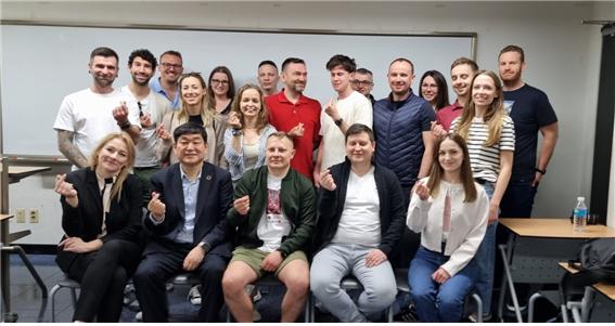 문형남 교수와 엠뱅크 직원 19명이 기념촬영을 하고 있다. (사진=한국AI교육협회)