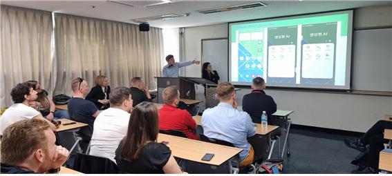 문형남 교수가 엠뱅크 직원을 상대로 AI 강의를 진행하는 장면 (사진=한국AI교육협회)