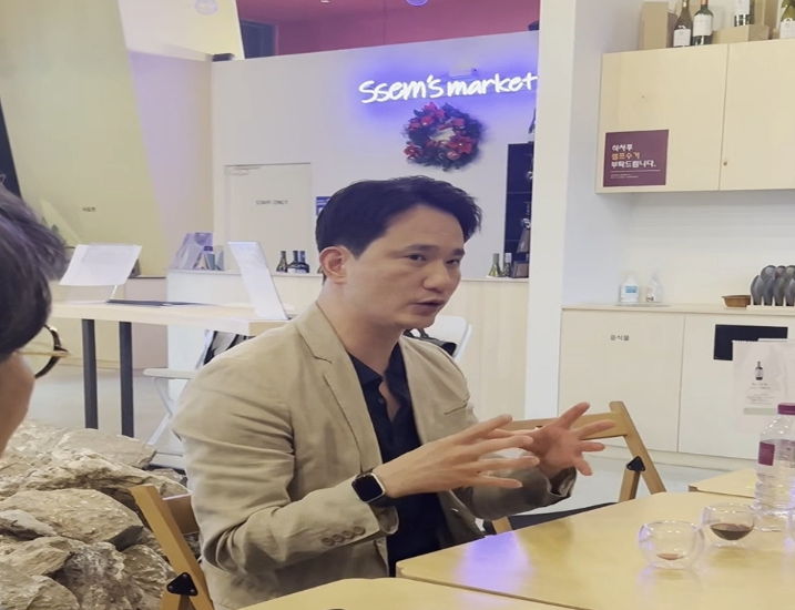 유영진 소믈리에가 블라인드 테스팅 의견을 밝히고 있다. (사진=와인쌤)