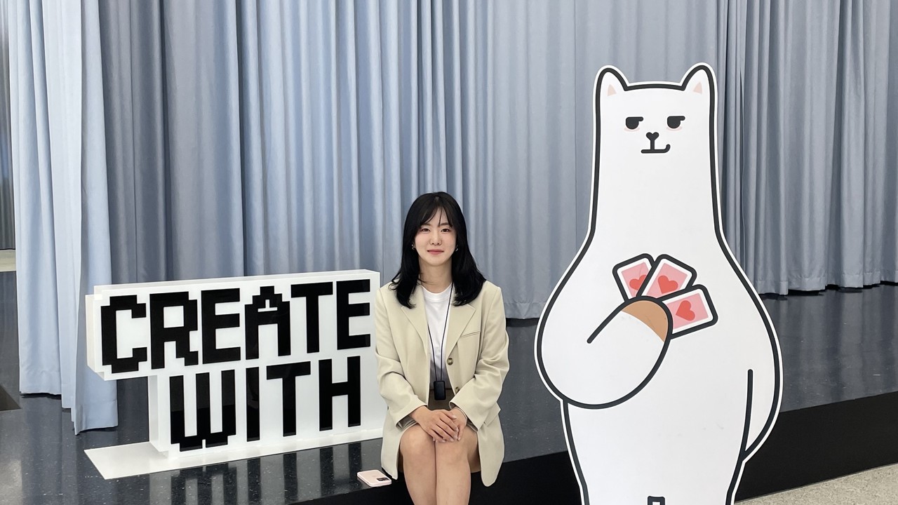 이수지 띵스플로우 대표가 헬로우봇 대표 캐릭터 '라마마' 옆에서 포즈를 취하고 있다.