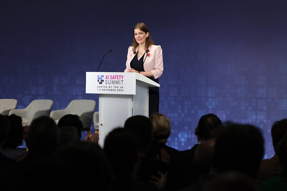 지난해 11월 영국에서 열린 제1회 글로벌 AI 서밋 개막식에서 미셸 도넬런 영국 과학혁신기술부 장관이 환영사를 연설하고 있다. (사진=GOV.UK) 