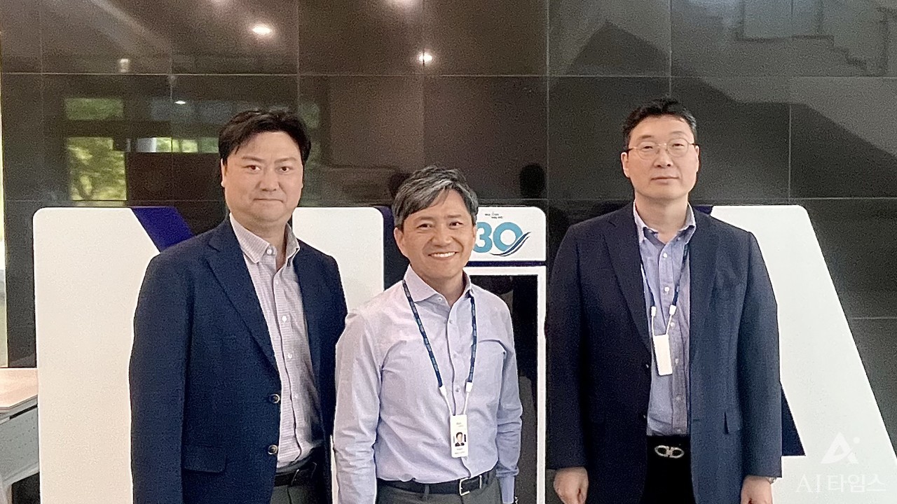 이해경 AI융합기획팀장(왼쪽부터), 정병주 인공지능융합본부장, 강현구 AI서비스혁신팀장이 대구 NIA본원에서 ‘공공부문 초거대 AI도입 및 활용 가이드라인‘에 대해 밝혔다.