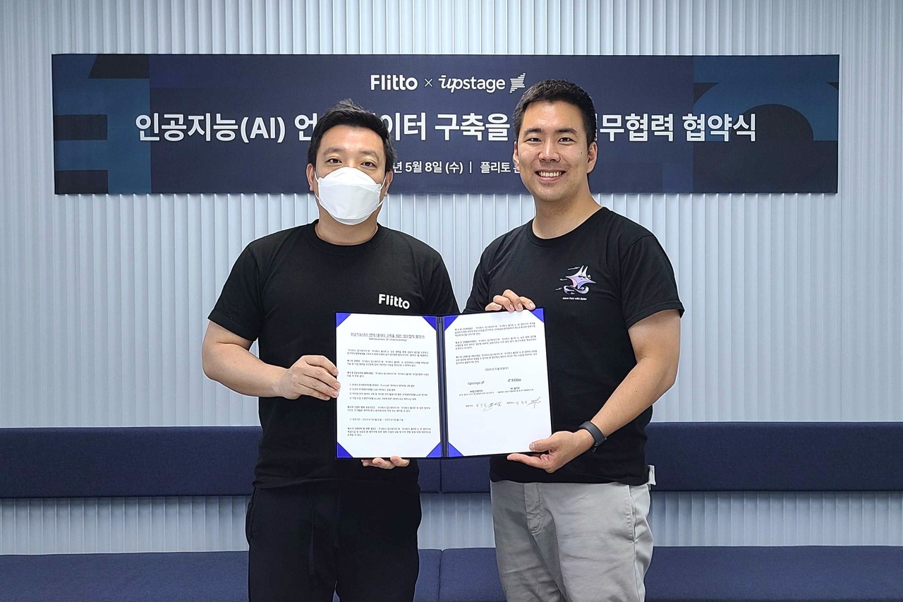권순일 업스테이지 부사장(오른쪽)과 이정수 플리토 대표가 MOU 체결 기념촬영을 하고 있다. (사진=업스테이지, 플리토)