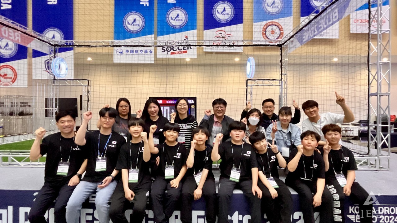 드론축구제전 유소년팀 결승에서 우승한 아산시 청소년교육원 소속 ‘빅토리’의 선수단과 관계자들이 기념사진을 찍고 있다.