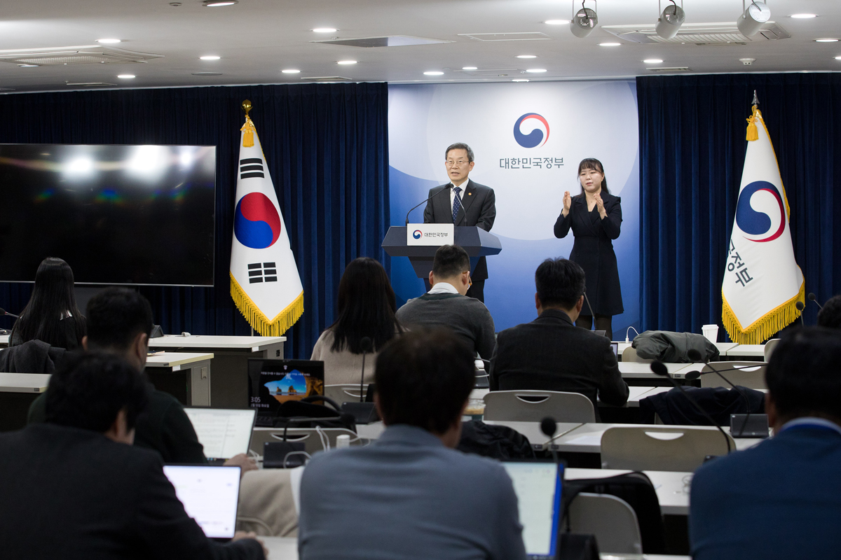 이종호 과학기술정보통신부 장관이 13일 서울 종로구 정부청사에서 '2024년 과학기술정보통신부 주요정책 추진계획' 관련 브리핑을 하고 있다. (사진=과기정통부)