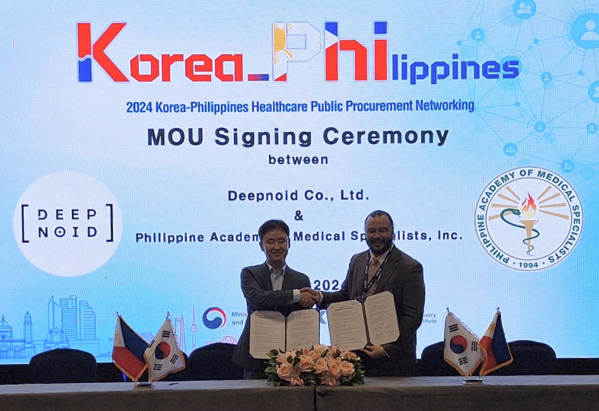 최우식 딥노이드 대표(왼쪽)가 MOU 체결 기념으로 사진 촬영을 하고 있다. (사진=딥노이드)