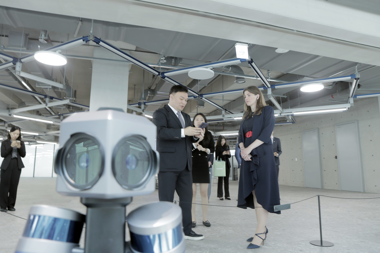 경기도 성남시 네이버 1784에 적용된 AI, 로봇 등 첨단 기술을 체험하고 있는 미셸 더넬란 영국 과학혁신기술부 장관 일행 (사진=네이버)