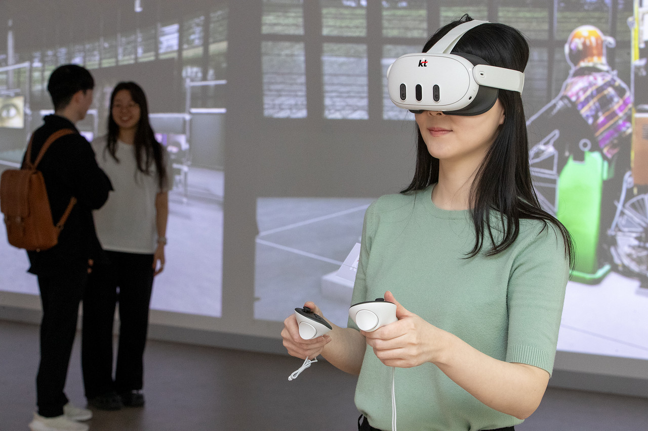 관람객이 홍익대학교 홍익 AI 뮤지엄에서 확장현실 기기로 KT가 조성한 초실감형 3D 백남준아트센터를 감상하고 있다.(사진=KT)