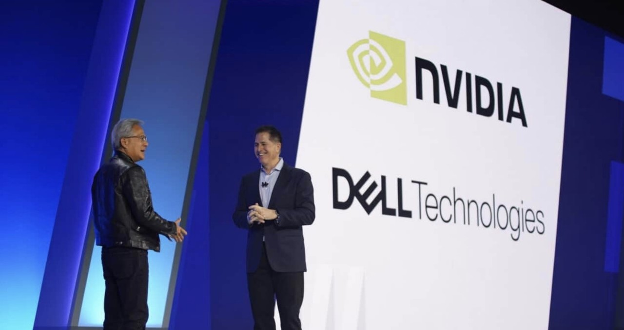 젠슨 황 엔비디아 CEO(왼쪽)이 기조연설에 나서고 있다. (사진=엔비디아)