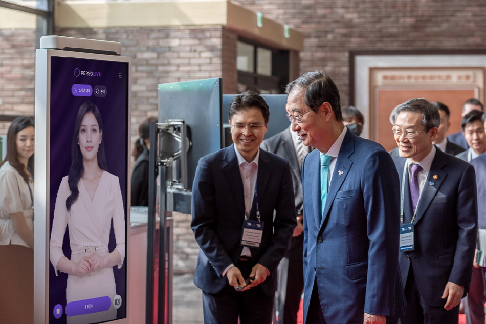 한덕수 국무총리가 AI 휴먼과 대화를 하고 있다. (사진=이스트소프트)
