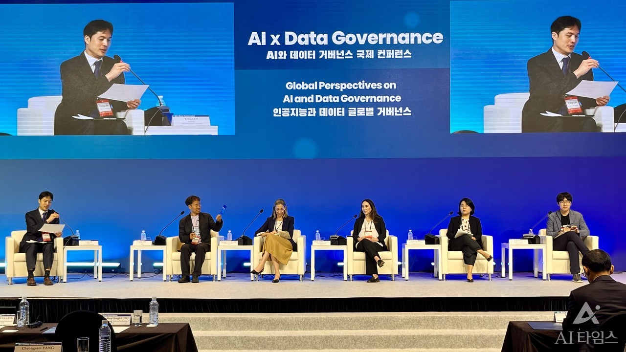 임용 서울대 교수(왼쪽부터), 김성훈 업스테이지 대표, 멜린다 클레이보 메타 정책디렉터, 애슐리 판틸리아노 오픈 AI 법률고문, 유니스 훵 구글 부서장, 하정우 네이버 AI센터장 등이 토론을 펼치고 있다.