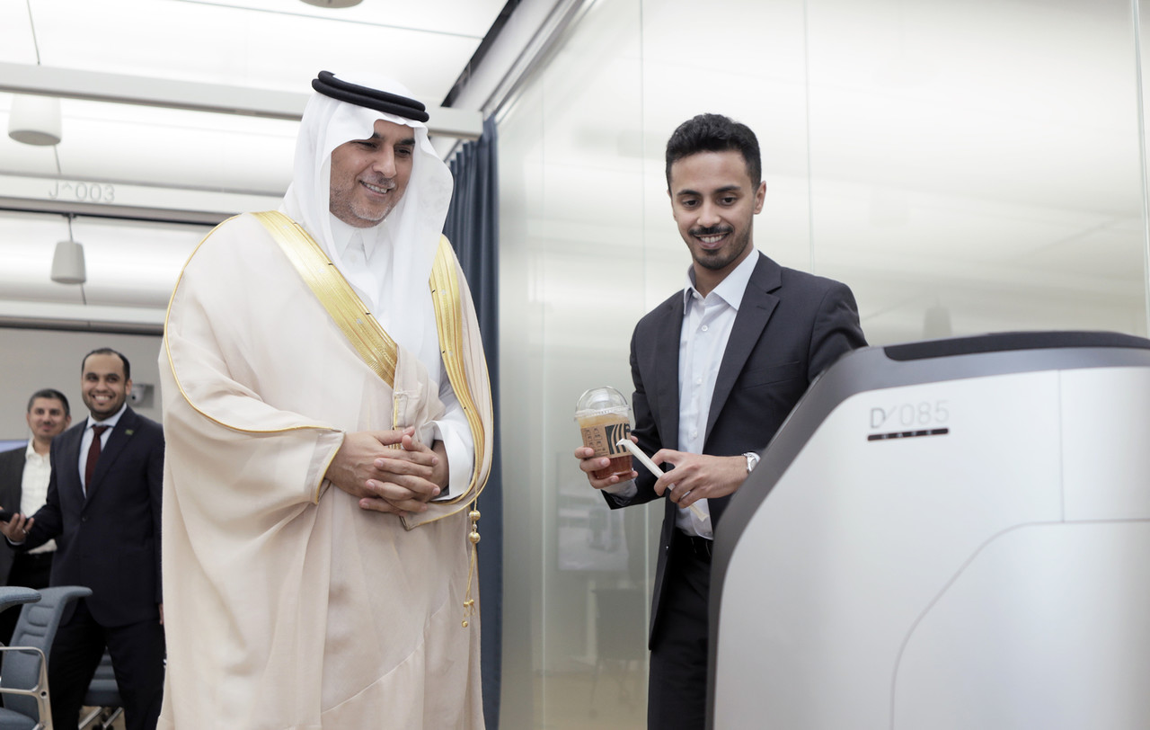 네이버 1784에 방문한 사우디아라비아  데이터인공지능청장 일행이 자율주행배달로봇 ‘루키’의 시연을 지켜보고 있다. (사진=네이버)