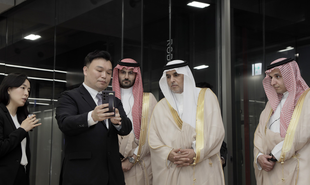 네이버 1784에 방문한 사우디아라비아 압둘라 알감디 데이터인공지능청장 일행이 1784에 적용된 디지털 트윈 기반의 AR(증강현실) 서비스를 체험하고 있다. (사진=네이버)