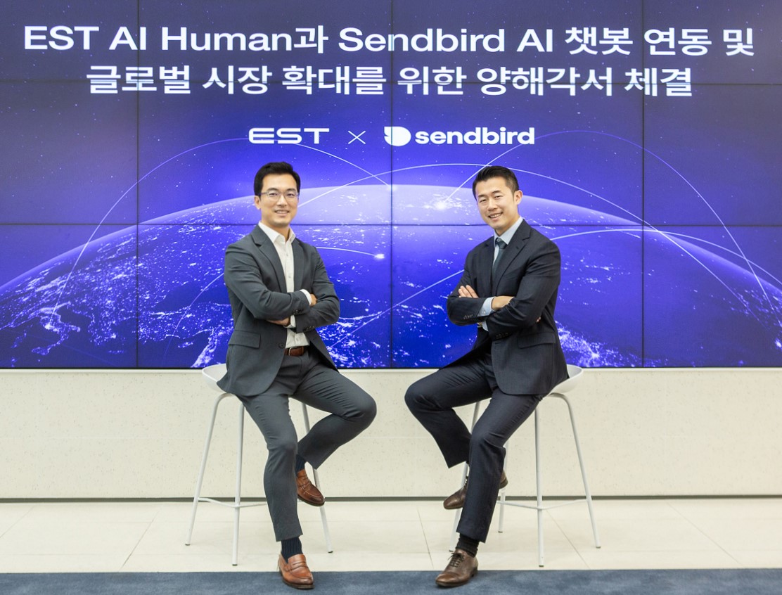 정상원 이스트소프트 대표(왼쪽)와 이상희 센드버드코리아 대표가 MOU 체결 기념으로 사진 촬영을 하고 있다. (사진=이스트소프트)