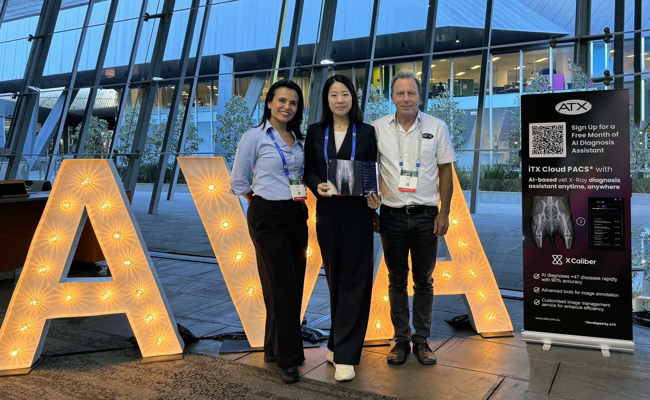 주예슬 SKT ‘엑스칼리버’ 담당자(사진 가운데)가 호주 시장 유통 파트너사인 ATX의 로저 데이비스 CEO(오른쪽), 다이아나 로이스 매니저와 28일 호주 최대 수의학회 행사인 AVA 컨퍼런스에 참가한 모습.(사진=SKT)