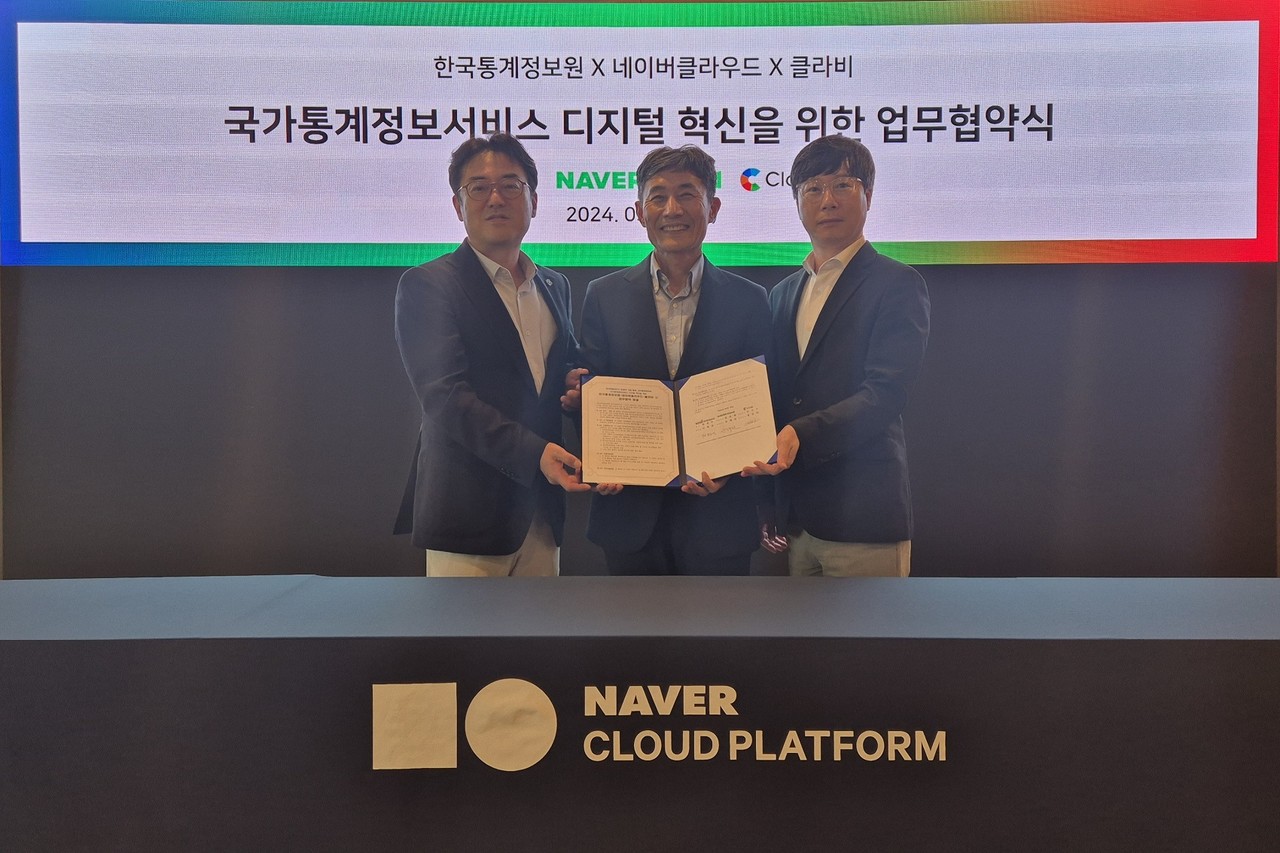 임태건 네이버클라우드 전무(왼쪽부터), 최정수 한국통계정보원 원장, 정상권 클라비 상무이사가 '통계청 AI 챗봇 서비스 구축' MOU 체결 기념으로 사진 촬영을 하고 있다. (사진=네이버클라우드)