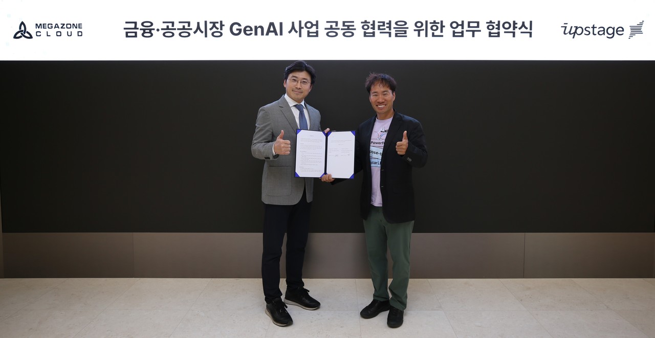 김성훈 업스테이지 대표(오른쪽)와 이주완 메가존클라우드 대표가 MOU 체결 기념 촬영을 하고 있다. (사진=업스테이지)