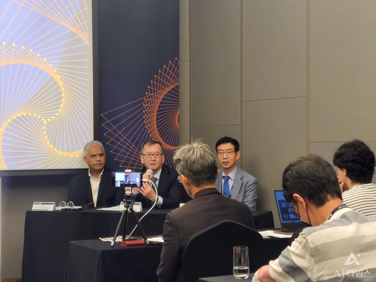 아룬 멀퍼 매스웍스 인더스트리 디렉터(왼쪽부터), 이종민 매스웍스코리아 대표, 김영우 전무가 질의응답을 진행하고 있다.
