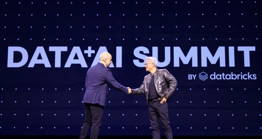 젠슨 황 엔비디아 대표(오른쪽)가 알리 고드시 데이터브릭스 대표가 행사에서 악수를 나누고 있다. (사진=엔비디아)