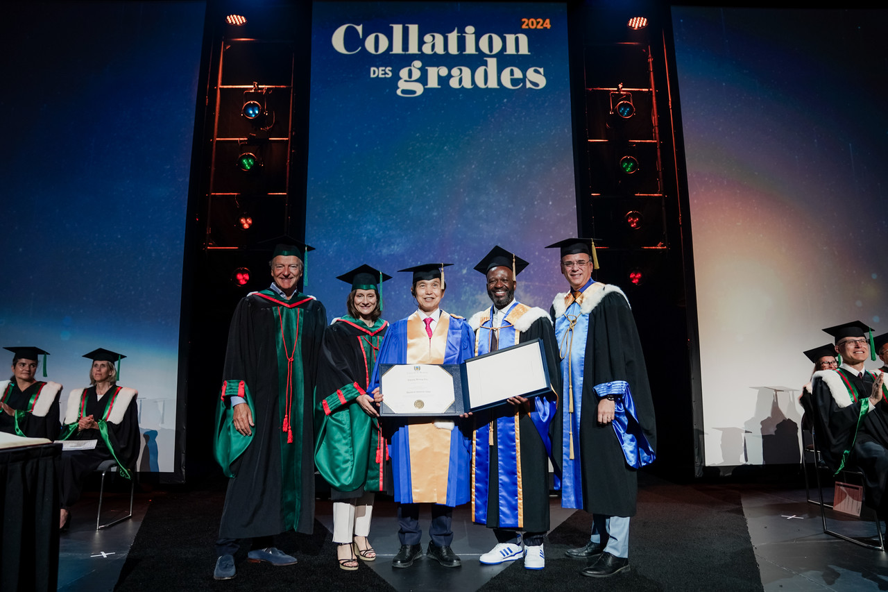 이광형 총장(가운데)가 학위수여식에 참석해 포즈를 취했다. (사진=KAIST)