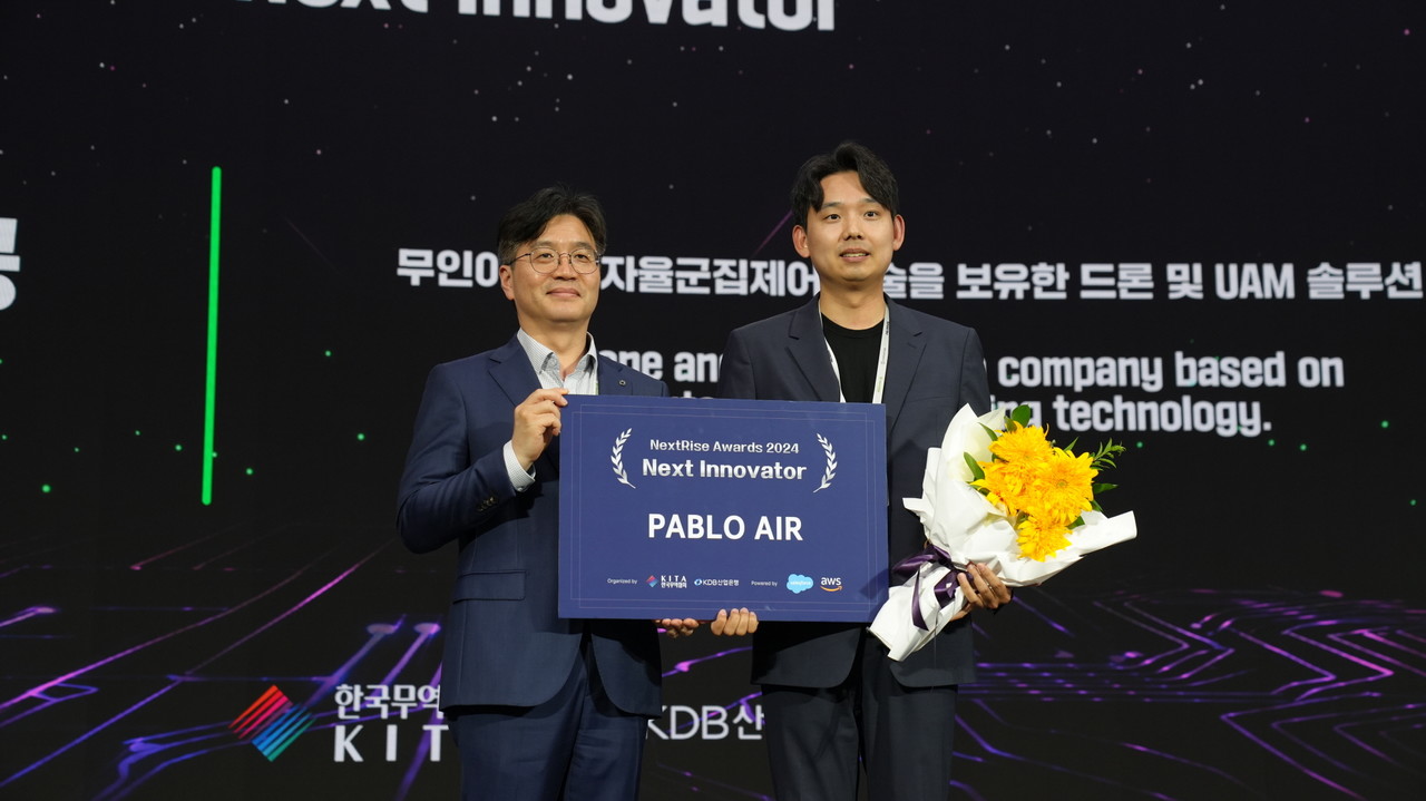 넥스트 이노베이터상을 수상한 김영준 파블로항공 대표(오른쪽)가 수상후 기념 사진을 찍고 있다.(사진=파블로항공)