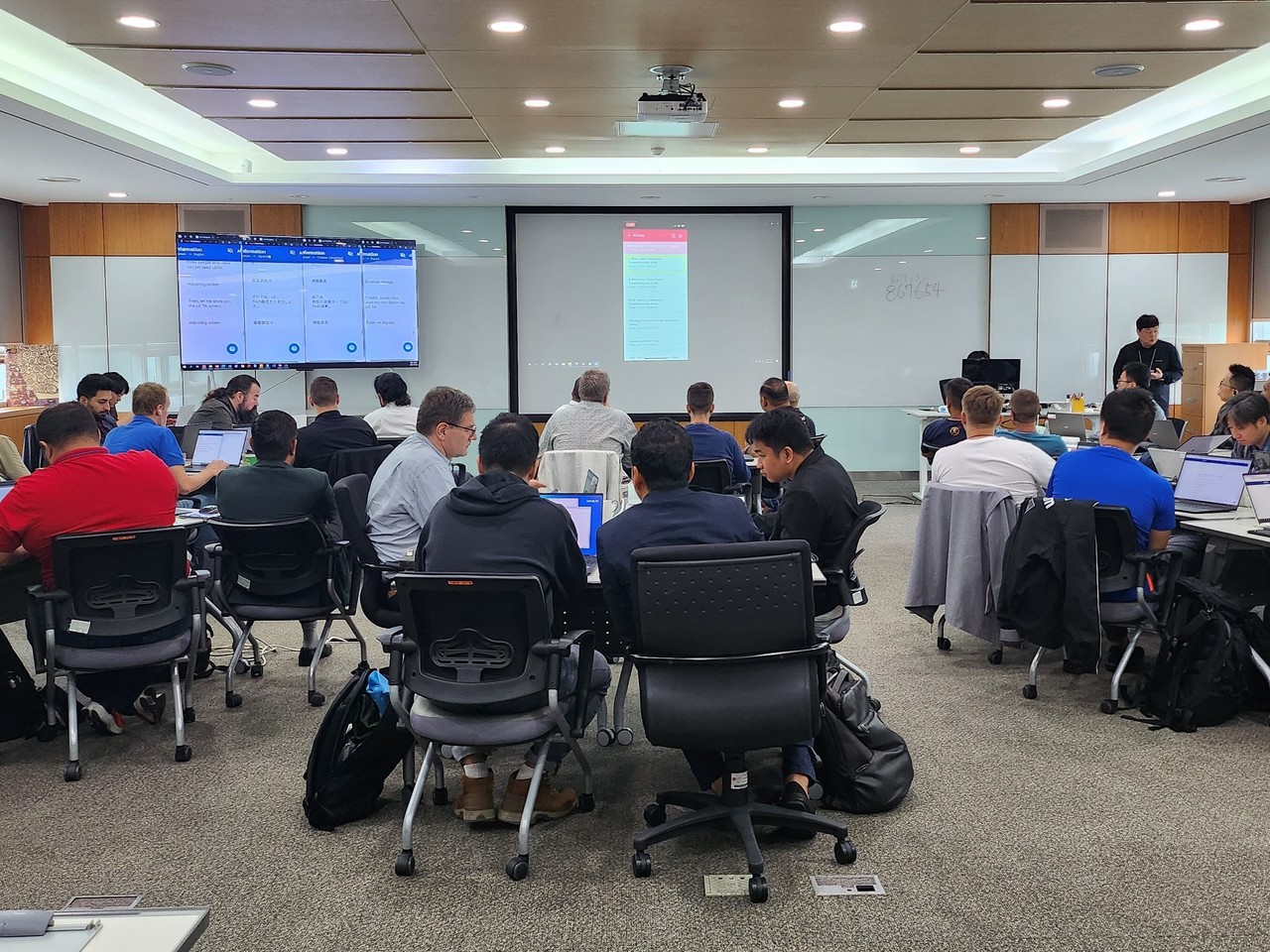 교육생들이 플리토 AI 통역-번역 솔루션을 통해 교육 내용을 수강하고 있다. (사진=플리토)